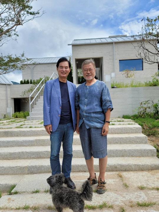 류영진(왼쪽) 전 식품의약품안전처장과 문재인 전 대통령. <류영진 페이스북>